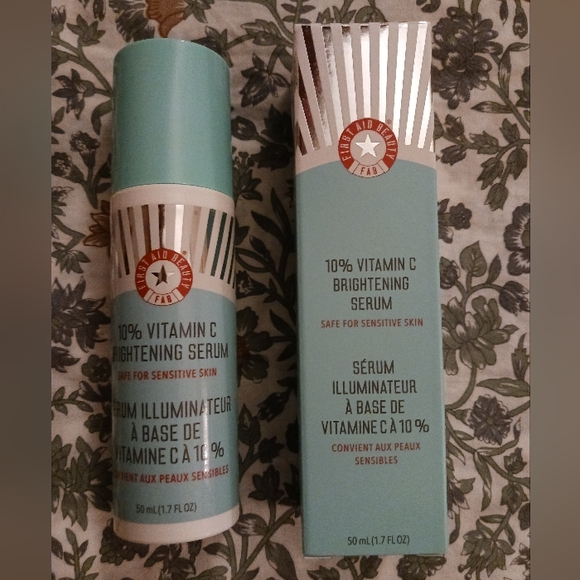 First Aid Beauty 10% Vitamin C Brightening Serum - Picture 2 of 12